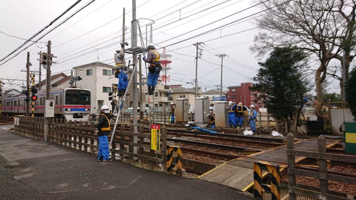 京成本線での保線員の作業風景