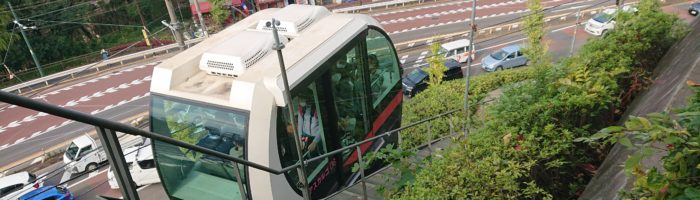 飛鳥山公園モノレールの車両が上がってくるシーン