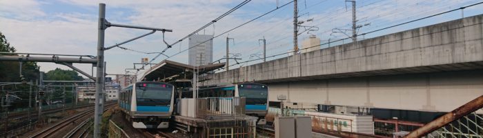 王子駅南口のこ線橋から京浜東北線を見る