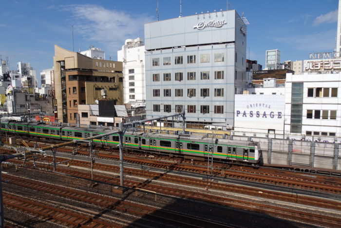 上野アメ横屋上ビアガーデンから上野東京ラインを見る