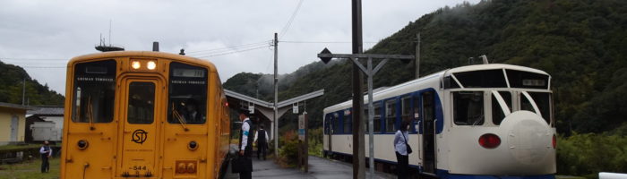 JR四国江川崎駅でホビートレインとしまんトロッコがすれ違い