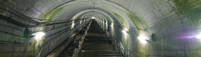 土合駅下りホームの階段を下から見たところ