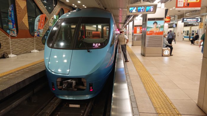 小田急線新宿駅ロマンスカーMSE