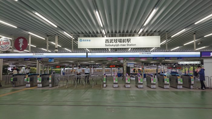 西武球場前駅の改札