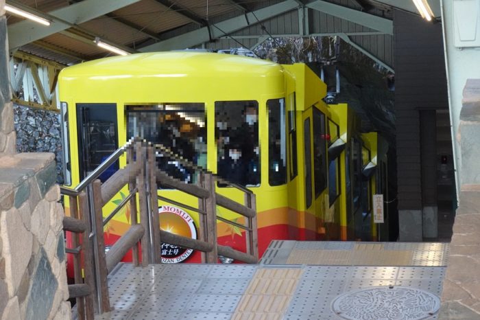 高尾山ケーブルカーの高尾山駅発車は満員