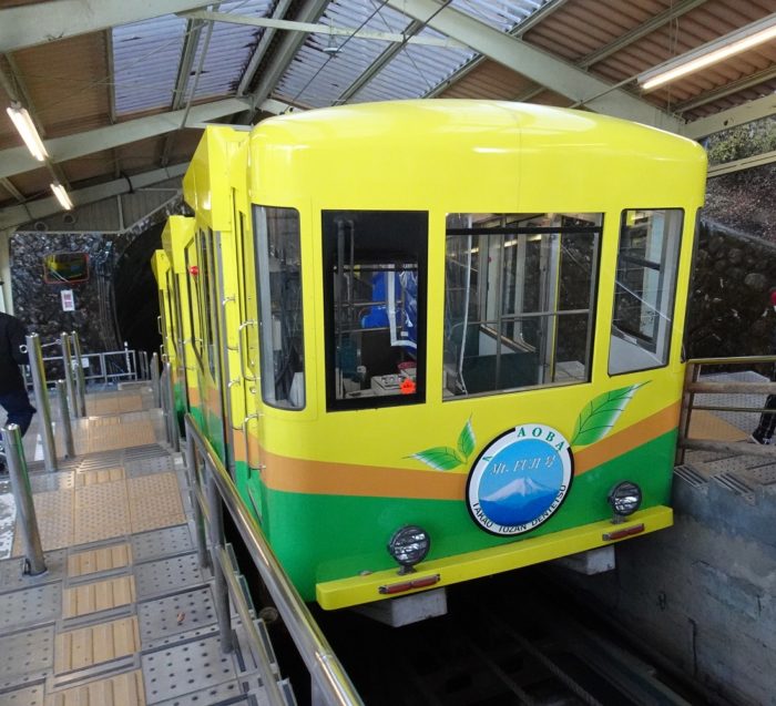 高尾山ケーブルカーが高尾山駅に停車中