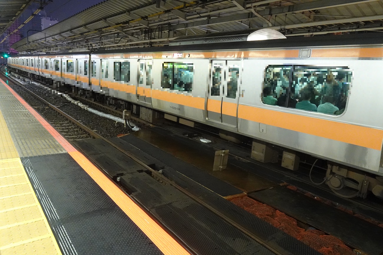 駅探訪 金曜夜の新宿駅中央線ホームは賑わいが戻ってきておりました 出発進行