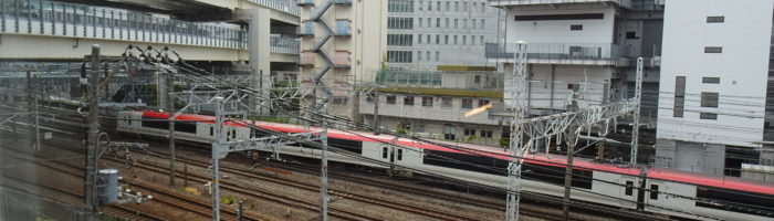 相鉄フレッサイン横浜駅東口から成田エクスプレスを見る