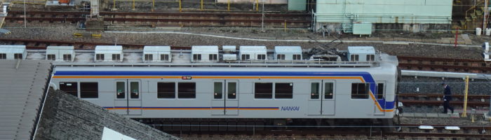 カンデオホテルズ南海和歌山から南海電車を見る