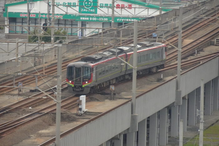 ホテルアネシス瀬戸大橋の朝食会場から特急列車を楽しむ