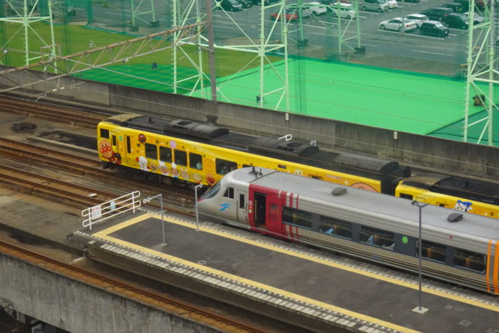 ホテルアネシス瀬戸大橋の朝食会場からキイロイアンパンマン列車を見る