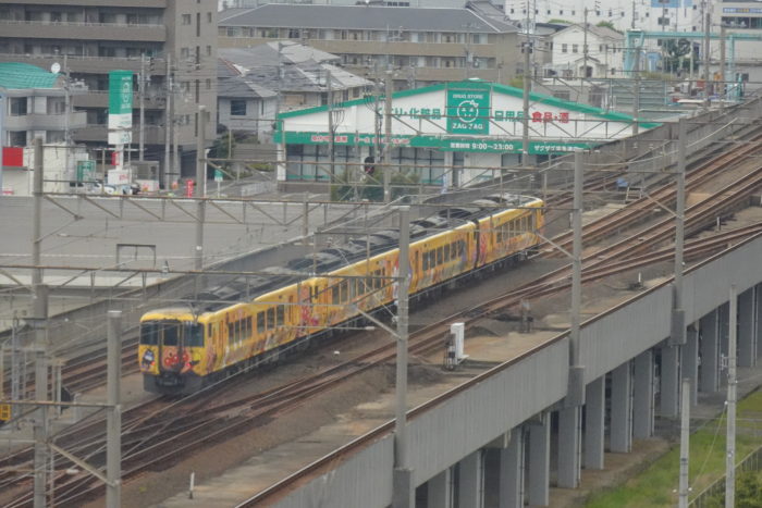 ホテルアネシス瀬戸大橋の朝食会場からキイロイアンパンマン列車を堪能