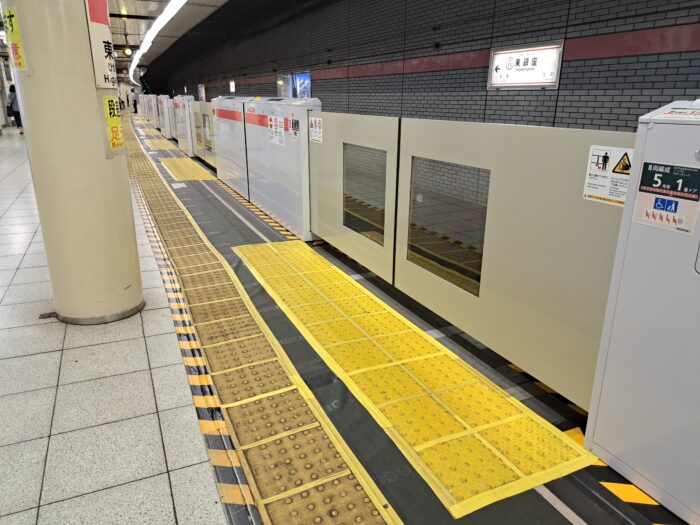 都営浅草線東銀座駅のホームドア