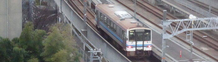 ドーミーイン出雲のデラックスツインからの各駅停車のトレインビュー